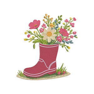 Könnte beinhalten: Ein rosa Gummistiefel gefüllt mit einem Strauß bunter Blumen, darunter rosa, gelbe und weiße Gänseblümchen. Der Stiefel steht auf einem Bett aus grünem Gras.
