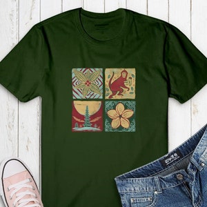 Puede incluir: Una camiseta verde oscuro con un diseño de estilo vintage que presenta cuatro cuadrados. Cada cuadrado tiene una imagen diferente: una flor, un mono sosteniendo un plátano, una pagoda y otra flor. El diseño está en tonos de rojo, amarillo, verde y azul.