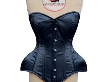 Può includere: Un corsetto in satin nero con scollo a cuore e chiusura a busk. Il corsetto ha una finitura liscia ed elegante e presenta un'etichetta decorativa con il testo "Dewan's Corset & Lingerie - Wear the Perfection."
