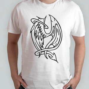 Puede incluir: Camiseta blanca con un dibujo de línea negra de un ángel y alas de demonio entrelazadas.