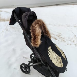 Czarny zimowy śpiworek do wózka Footmuff zimowy wodoodporny złote skrzydła