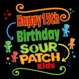 以下が含まれることがあります： 黒い背景に、赤と緑で「Happy 15th Birthday」、オレンジと緑で「SOUR PATCH Kids」と書かれています。緑、赤、青、オレンジのSour Patch Kidsキャンディーがテキストの周りに散らばっています。