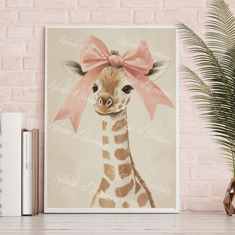 Pu&ograve; includere: Un dipinto di una girafa con un grande fiocco rosa sulla testa. La girafa guarda lo spettatore con un'espressione amichevole. Lo sfondo &egrave; di colore beige chiaro.