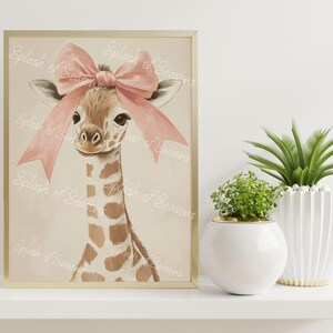 Pu&ograve; includere: Un'illustrazione incorniciata di una giraffa con un fiocco rosa. La girafa guarda direttamente lo spettatore. Lo sfondo &egrave; di colore beige chiaro. Il testo "Splash of Seasons" &egrave; ripetuto sullo sfondo.