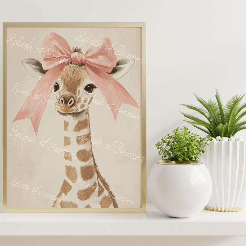 Pu&ograve; includere: Un'illustrazione incorniciata di una giraffa con un fiocco rosa. La girafa guarda direttamente lo spettatore. Lo sfondo &egrave; di colore beige chiaro. Il testo "Splash of Seasons" &egrave; ripetuto sullo sfondo.