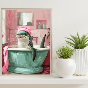 Op de afbeelding: Een witte haai met een roze badmuts ontspant in een turquoise bad in een roze badkamer. De haai is omringd door roze rozenblaadjes.