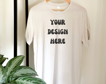 bella canvas 3001 maqueta, bella canvas heather dust, maqueta de camisa, maqueta de bella canvas maqueta de camisa con plantas