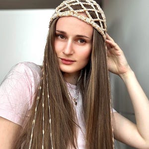 Gehaakte mesh festivalmuts met franjes - Handgemaakte boho hoofdtooi - Haarnetje met gouden accenten - Verstelbare kanten hoofdband - Zomeraccessoire