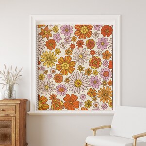 Può includere: Una tenda a rullo bianca con un motivo floreale retrò con fiori arancioni, rosa e gialli su uno sfondo crema.