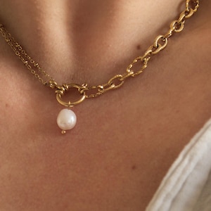 Céline - Naszyjnik z podwójnym łańcuszkiem ze stali nierdzewnej platerowanej złotem i wisiorkiem z pereł słodkowodnych - pozłacany choker z łańcuszkiem kulkowym i dużymi ogniwami