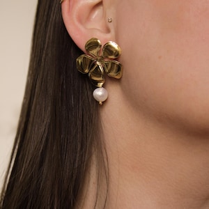 Mauricette - Gold-plated stainless steel and freshwater pearl flower earrings - summer jewelry - mother-of-pearl pearl
