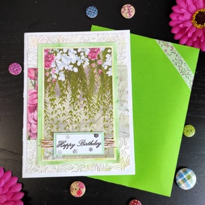 Tarjeta de Cumpleaños Artesanal con Motivo Botánico y Mensaje "Happy Birthday"