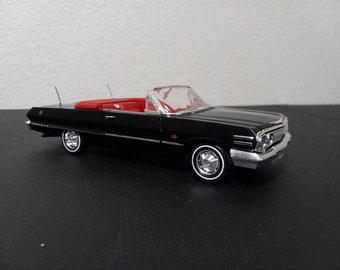 Coche modelo a escala 1:24 del Chevrolet Impala Convertible de 1963