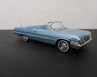 Coche modelo a escala 1:24 del Chevrolet Impala Convertible de 1963