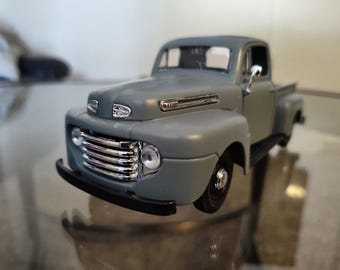Camioneta Ford F-1 de 1948 - Modelo a escala 1:25 de metal fundido a presión.