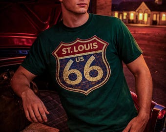 Camiseta de la Ruta 66 en San Luis / Camiseta histórica de la Ruta 66 / Camiseta para viaje por carretera en Misuri / Camiseta con letrero de carretera vintage / Regalo de viaje / Camiseta retro de EE. UU.