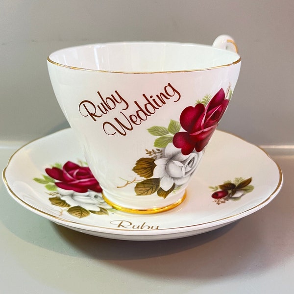 Vintage Rubin Hochzeit Jahrestag Teetasse & Untertassen-Sets | Bone China | Rote und weiße Rosen, Goldakzente | Ideal zum 40-jährigen Jubiläum