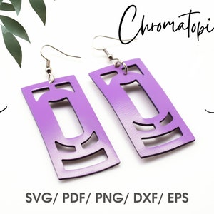 Puede incluir: Un par de pendientes geométricos morados con un diseño de corte. Los pendientes están hechos de cuero y tienen ganchos plateados.