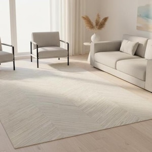 Op de afbeelding: Een rustiek houten bord met de tekst "Welcome to our home" in witte letters. Het bord heeft een verweerde afwerking en een eenvoudig, uitnodigend ontwerp, perfect voor entree decoratie.