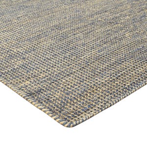 Puede incluir: Vista en esquina de una alfombra tejida con una superficie texturizada. La alfombra presenta un patr&oacute;n de hilos azules y beige alternados, creando un dise&ntilde;o geom&eacute;trico sutil. Los bordes est&aacute;n cuidadosamente acabados.