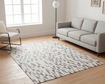 Alfombra moderna de cuero gris hecha a mano con mosaico geométrico triangular de piel de vaca para dormitorio