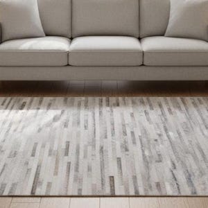 Tapis en cuir de vachette gris sable à rayures pour chambre à coucher patchwork moderne Rhiamon fabriqué à la main