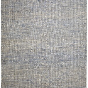 Puede incluir: Una alfombra rectangular con textura tejida. La alfombra presenta una mezcla de hilos azules y blanquecinos, creando un patr&oacute;n sutil y texturizado. La paleta de colores general es fr&iacute;a y neutra, adecuada para varios estilos de interior.