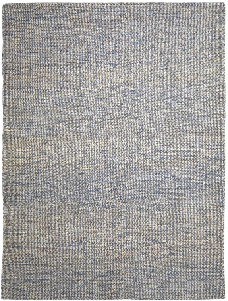 Puede incluir: Una alfombra rectangular con textura tejida. La alfombra presenta una mezcla de hilos azules y blanquecinos, creando un patr&oacute;n sutil y texturizado. La paleta de colores general es fr&iacute;a y neutra, adecuada para varios estilos de interior.