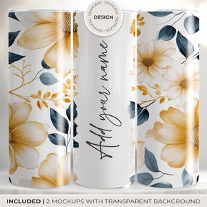 Peut inclure: Deux gobelets blancs avec un motif floral sans couture. Le motif présente des fleurs jaunes et blanches avec des feuilles bleues sur un fond blanc. Le texte "Ajouter votre nom" est imprimé sur le gobelet du milieu.