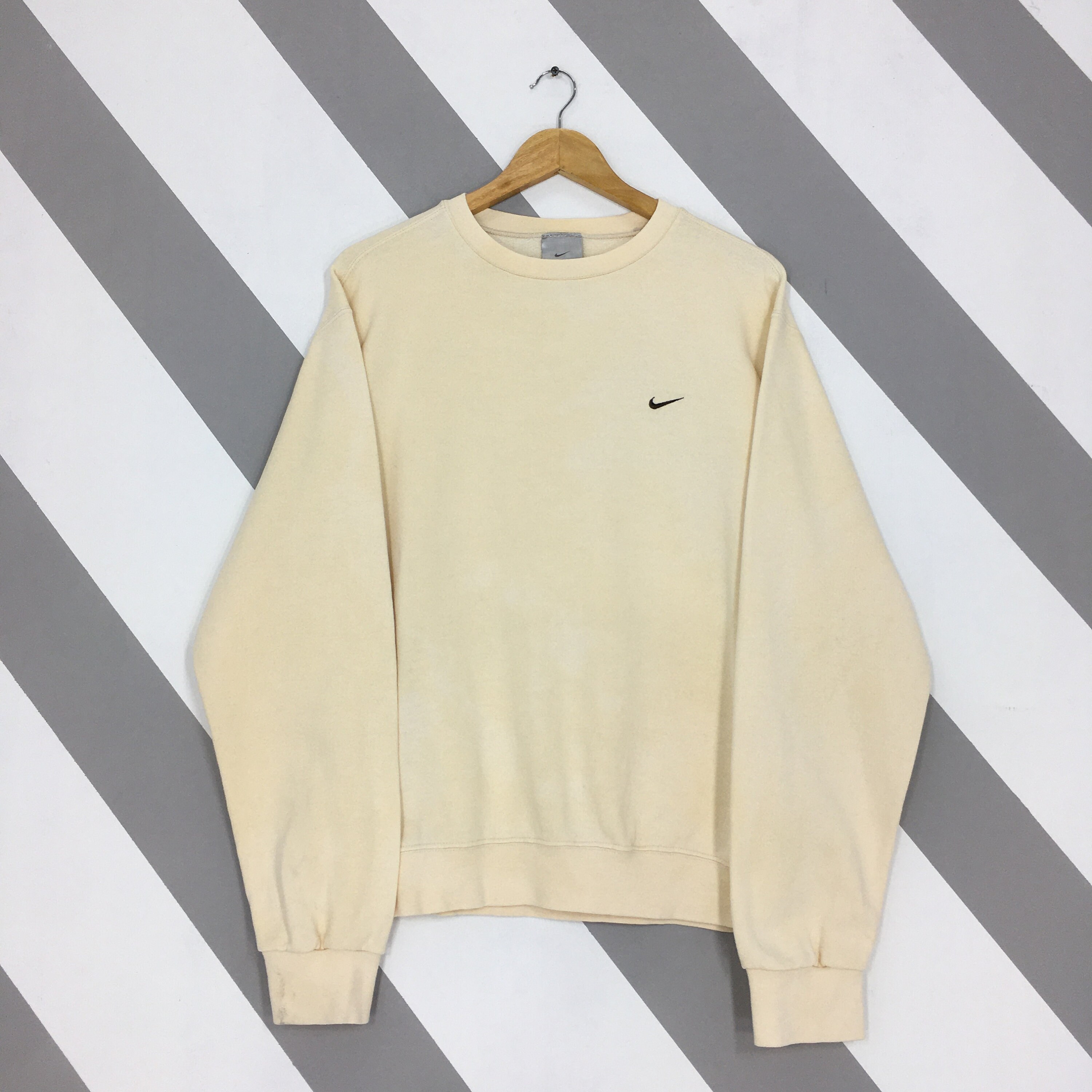 Beige nike sweatshirt outlet