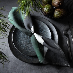Modern Abstract Organic Linen Napkins, Green and Black  Design, Holidays Table, Contemporary Decor, Wavy Pattern, Eco Friendly Tableware