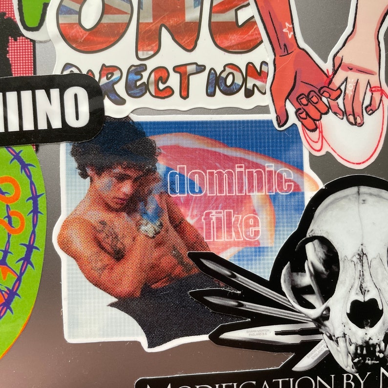 Puede incluir: Un collage de pegatinas con una variedad de dise&ntilde;os, incluyendo una calavera, un hombre con un tatuaje y el texto "dominic fike".