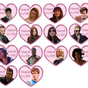 Puede incluir: Una colección de pegatinas rosas en forma de corazón con bordes brillantes, cada una con un retrato y el texto "Love of my Life". Los retratos representan a varias personas, probablemente de una serie de televisión.