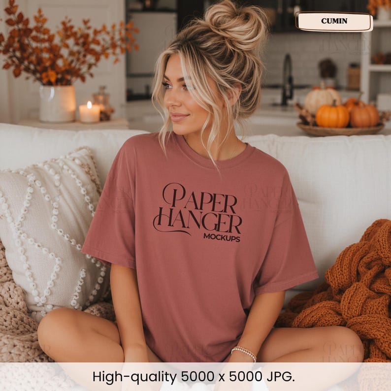 Pode incluir: Uma t-shirt de manga curta em rosa seco com o texto preto "PAPER HANGER MOCKUPS" estampado na frente. A pe&ccedil;a tem gola redonda e um corte descontra&iacute;do, feita de tecido de cor s&oacute;lida com textura lisa e costuras vis&iacute;veis.