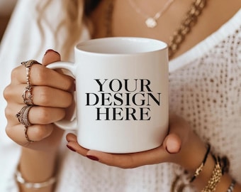 Maquette de tasse en céramique bohème, maquette de tasse à café de 11 oz, gros plan d'une femme tenant une tasse (téléchargement numérique)