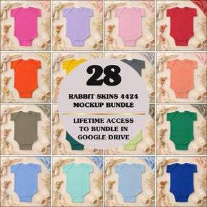 Op de afbeelding: Een digitaal mockup-pakket met 28 Rabbit Skins 4424 babyrompertjes in diverse effen kleuren, waaronder roze, rood, oranje, groen en blauw, weergegeven met babyaccessoires en de tekst 28 RABBIT SKINS 4424 MOCKUP BUNDLE.