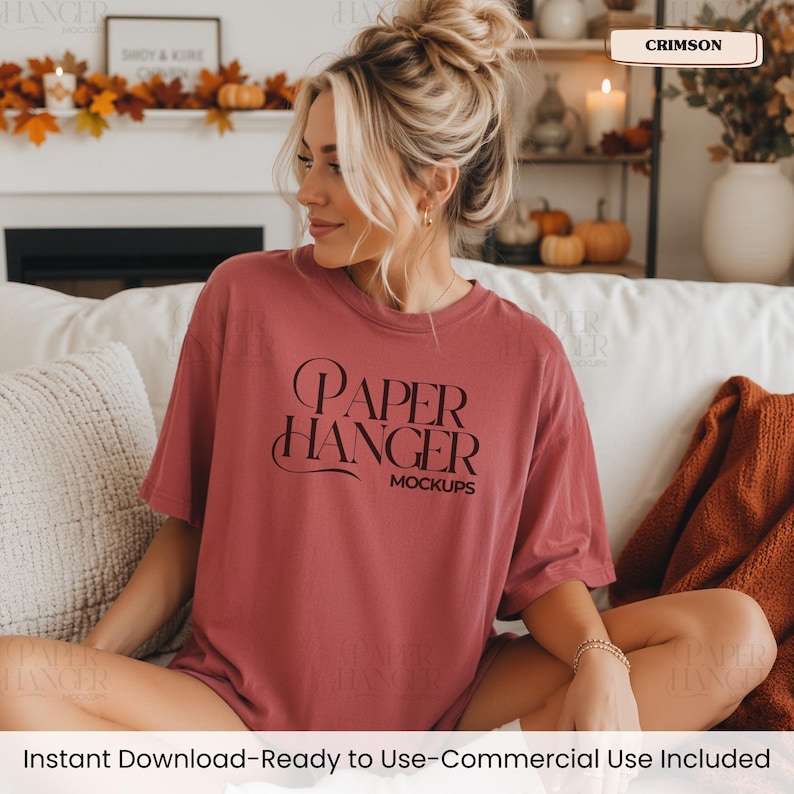 Pode incluir: Uma t-shirt de manga curta cor carmesim com o texto preto "PAPER HANGER MOCKUPS" estampado na frente. A pe&ccedil;a tem gola redonda e um corte descontra&iacute;do, feita de tecido de cor s&oacute;lida com costuras vis&iacute;veis em toda a estrutura.