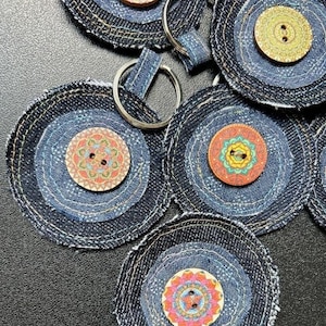 Denim sleutelhanger, boho sleutelhanger, sleutelhanger met knoop, klein cadeautje, duurzaam, zero waste, eco, vegan cadeau