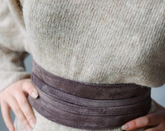 Cinturón Obi de ante en tonos tierra: cinturón ancho de cuero para mujer. Accesorio de moda otoñal.
