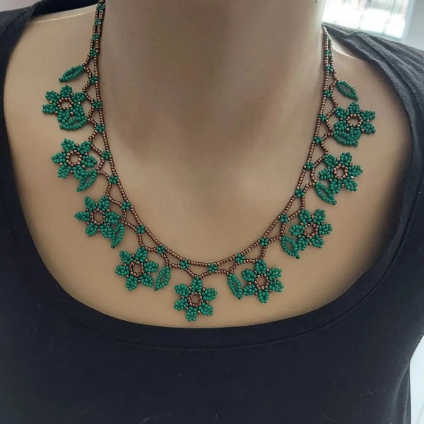 Collier de perles florales, collier de perles de graines à motifs de fleurs fabriquées à la main, collier fait à la main, collier d’été