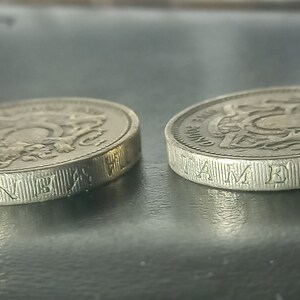 1 pound 1983 Elizabeth II x2 Different coins, one with and one without errors