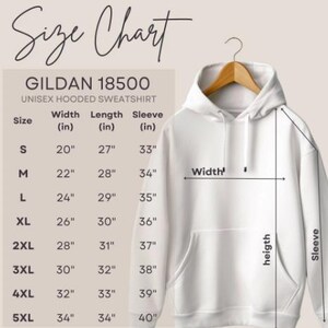 Op de afbeelding: Een witte unisex hoodie hangt aan een hanger. De afbeelding bevat een maattabel voor het Gildan 18500 model, met afmetingen in inches voor breedte, lengte en mouwlengte, van maat S tot 5XL.