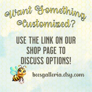 Puede incluir: Una abeja de dibujos animados amarilla y negra con una pelota de b&eacute;isbol blanca en sus manos. El texto dice: "&iquest;Quieres algo personalizado? Usa el enlace en nuestra p&aacute;gina de la tienda para discutir las opciones! beesgalleria.etsy.com"