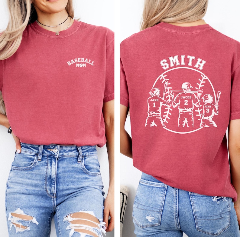 Puede incluir: Camiseta roja de mam&aacute; de b&eacute;isbol con el texto "Baseball Mom" en la parte delantera y un dise&ntilde;o de b&eacute;isbol con el texto "Smith" y tres jugadores con nombres y n&uacute;meros en la parte posterior.