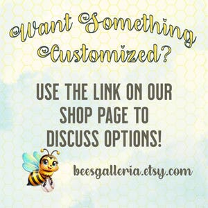 Op de afbeelding: Promotieafbeelding met een lichtgele achtergrond met de tekst "Want Something Customized?" in een decoratief lettertype. Hieronder staat "USE THE LINK ON OUR SHOP PAGE TO DISCUSS OPTIONS!". Een cartoonbij die een honkbal vasthoudt, staat in de linkerbenedenhoek, met het websiteadres.