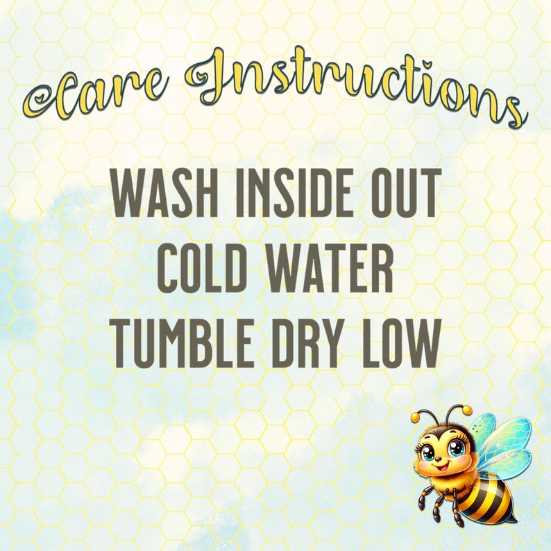 Puede incluir: Instrucciones de cuidado para una prenda: Lavar del rev&eacute;s, agua fr&iacute;a, secar en secadora a baja temperatura. Las instrucciones est&aacute;n escritas en texto negro sobre un fondo blanco con un patr&oacute;n de panal de abeja amarillo. Una abeja de dibujos animados est&aacute; en la esquina inferior derecha.