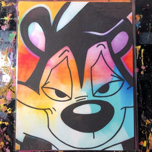 Puede incluir: Una ilustración de dibujos animados colorida de una mofeta con una cara en blanco y negro, ojos negros y una nariz negra. El fondo es una acuarela vibrante de color naranja, amarillo, rosa y azul.