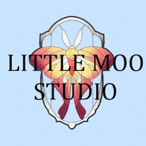 Puede incluir: Logotipo de Little Moo Studio, con un diseño de mariposa colorida dentro de un marco decorativo. La mariposa tiene alas naranjas, amarillas y rojas. El texto "LITTLE MOO STUDIO" está en negro, centrado encima y debajo de la mariposa.