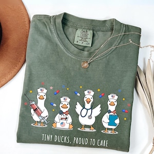 Camiseta de enfermera con patito adorable, camiseta patriótica de enfermera, camiseta de colores cómodos para la semana de la enfermería, regalo para enfermera CNA, camiseta para estudiantes de enfermería