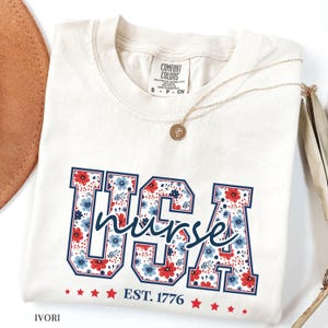 Camiseta de enfermera, camiseta de enfermera titulada, regalo para enfermeras, camiseta patriótica de EE. UU., camiseta con la bandera estadounidense, camiseta de enfermera con estampado floral, Comfort Colors